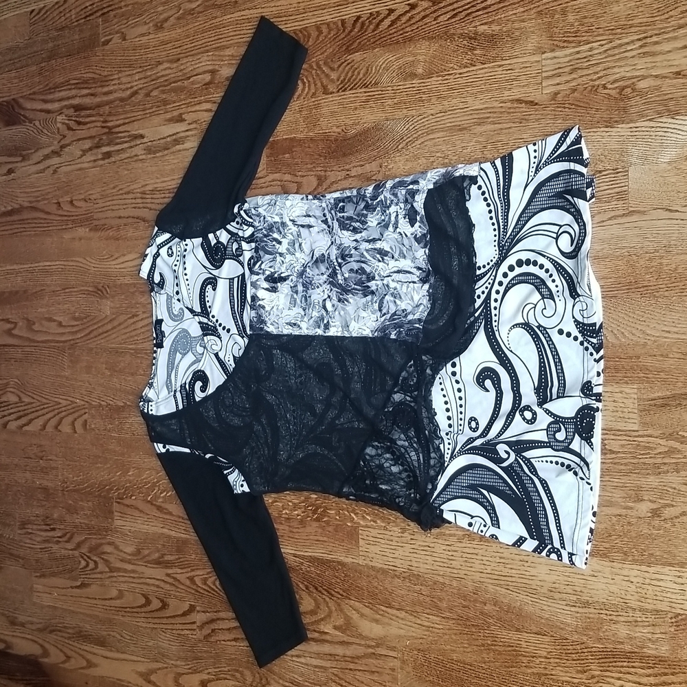 (L) Papillon 3/4 Sleeve Long Top ❤ Amazing Lace Accents and Abstract Designs